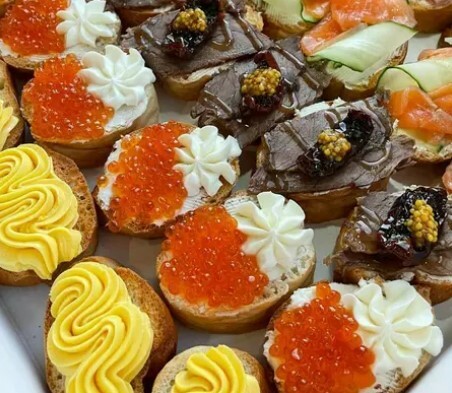 Кростини с красной икрой